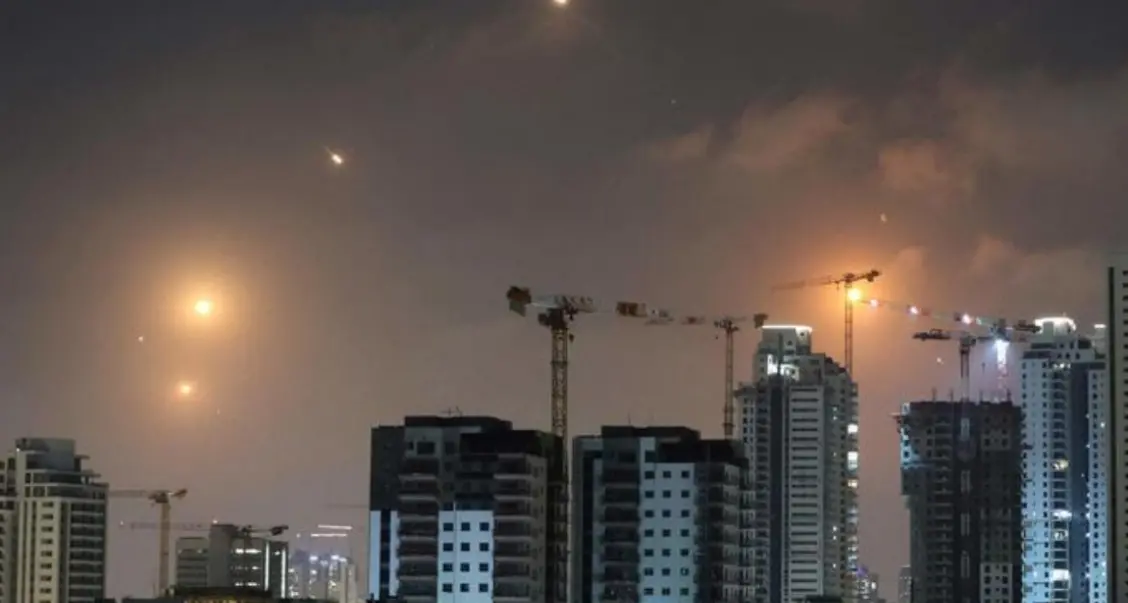 L’Iran risponde a Israele: pioggia di missili e forti esplosioni a Tel Aviv e Gerusalemme\u00A0\n