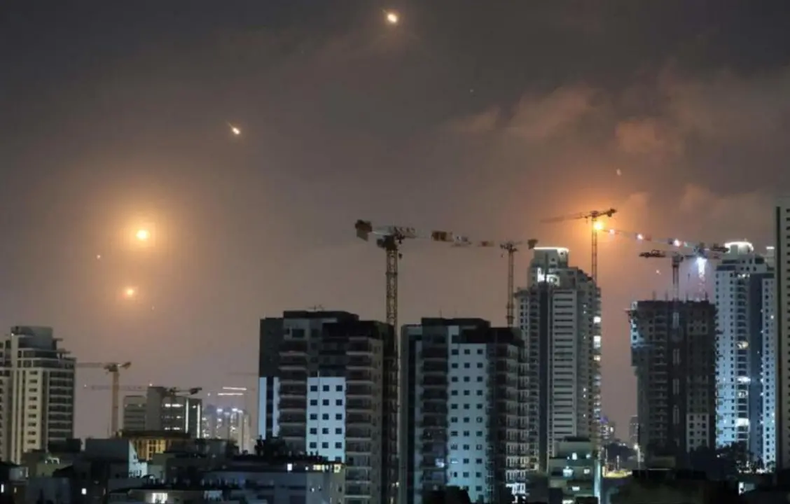 L’Iran risponde a Israele: pioggia di missili e forti esplosioni a Tel Aviv e Gerusalemme\u00A0\n