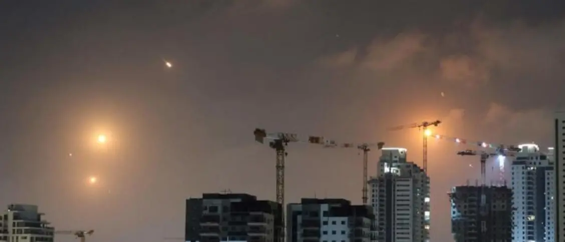 L’Iran risponde a Israele: pioggia di missili e forti esplosioni a Tel Aviv e Gerusalemme\u00A0\n