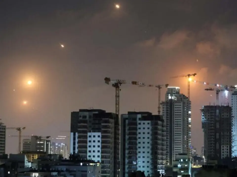 L’Iran risponde a Israele: pioggia di missili e forti esplosioni a Tel Aviv e Gerusalemme