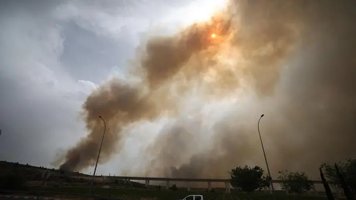 epa12065148 Smoke rises from a wildfire in the Latrun area of central Israel, between Jerusalem and Tel Aviv, 30 April 2025. According to Israeli emergency services Magen David Adom, emergency teams treated and evacuated several people with minor injuries due to burns and smoke inhalation. EPA/ATEF SAFADI , EPA