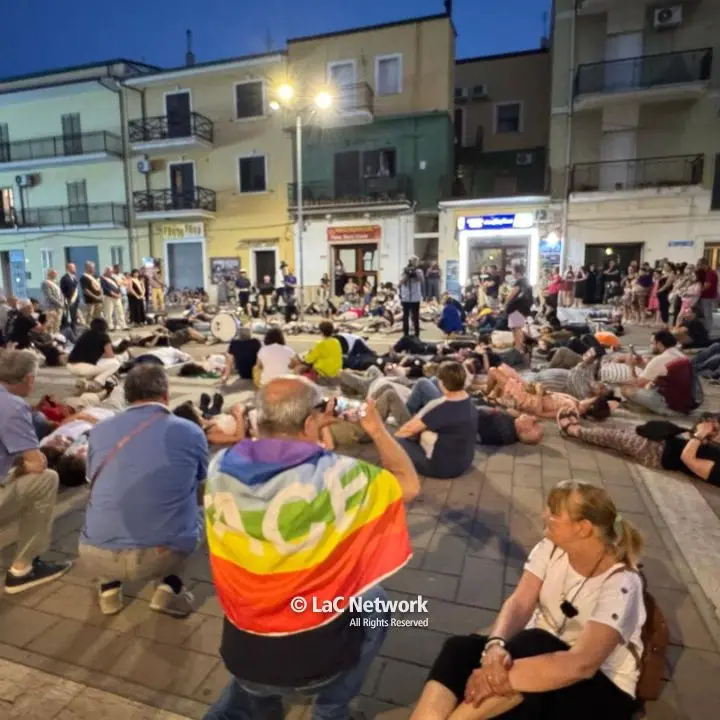 «Stop al genocidio contro la Striscia di Gaza». Il Basso Ionio cosentino si ribella e scende in piazza: «Non ci giriamo dall’altra parte»\u00A0\n