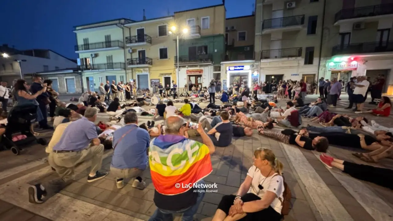 «Stop al genocidio contro la Striscia di Gaza». Il Basso Ionio cosentino si ribella e scende in piazza: «Non ci giriamo dall’altra parte»\u00A0\n