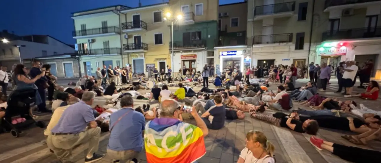 «Stop al genocidio contro la Striscia di Gaza». Il Basso Ionio cosentino si ribella e scende in piazza: «Non ci giriamo dall’altra parte»\u00A0\n