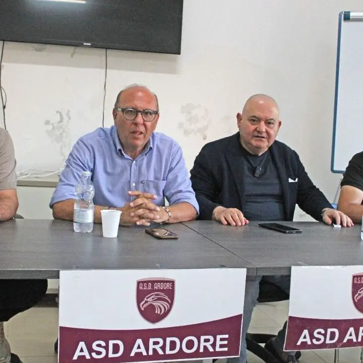 Ardore, si presenta il nuovo tecnico Maurizio Panarello: «Non prometto nulla, ma solo chi cade può risorgere»\n