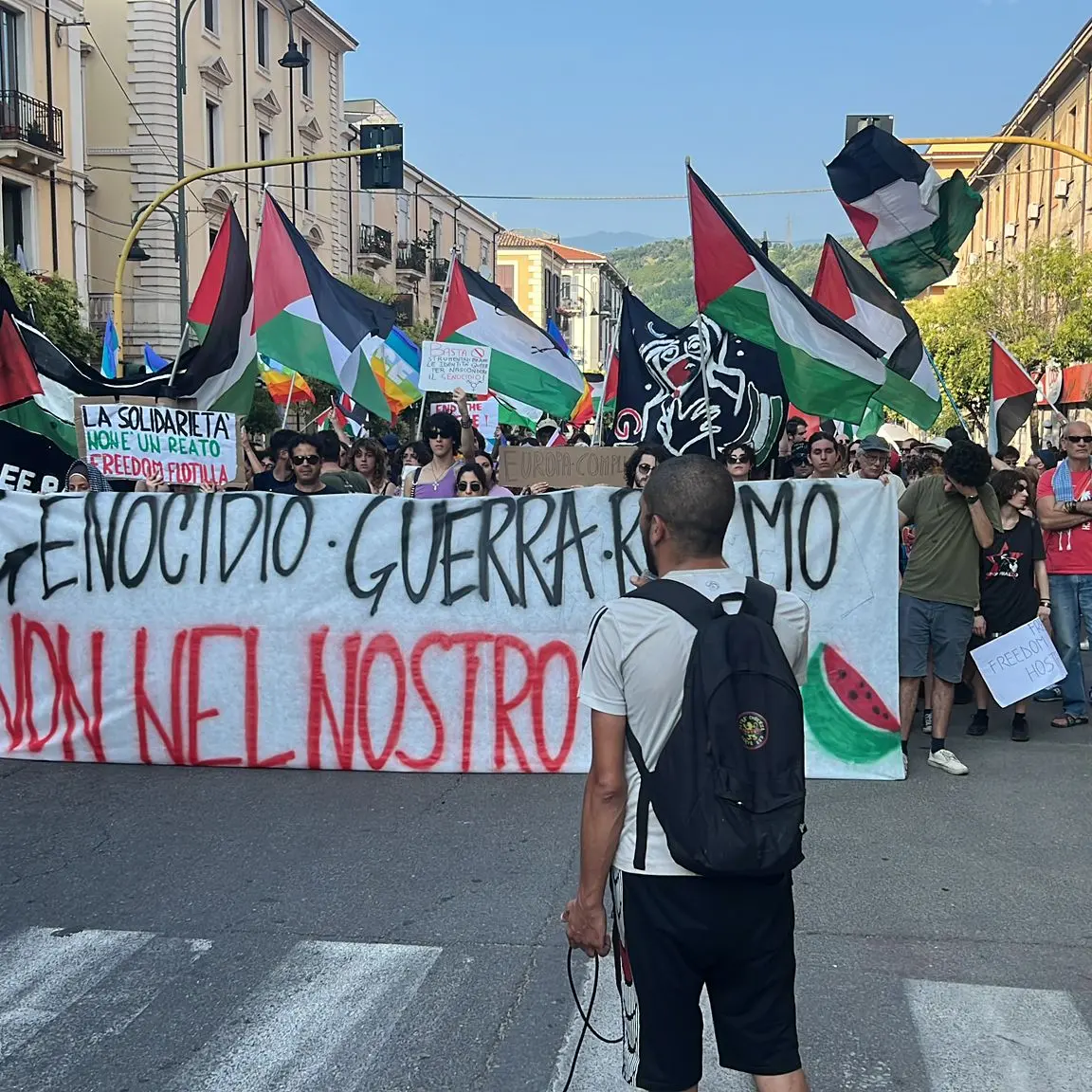 Cosenza, in mille al corteo pro Palestina:\u00A0«Genocidio, guerra, riarmo: non nel nostro nome»\n