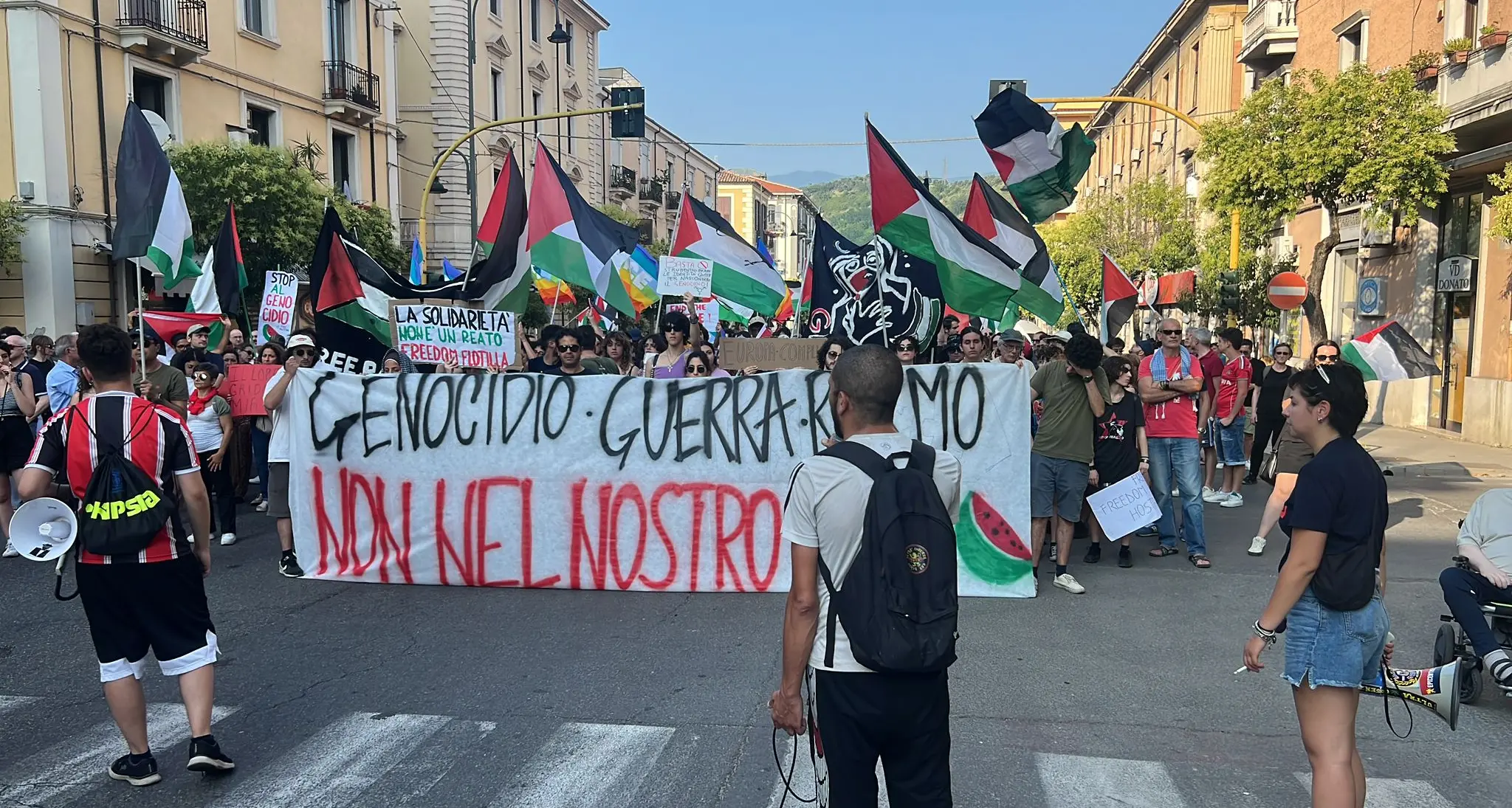 Cosenza, in mille al corteo pro Palestina:\u00A0«Genocidio, guerra, riarmo: non nel nostro nome»\n