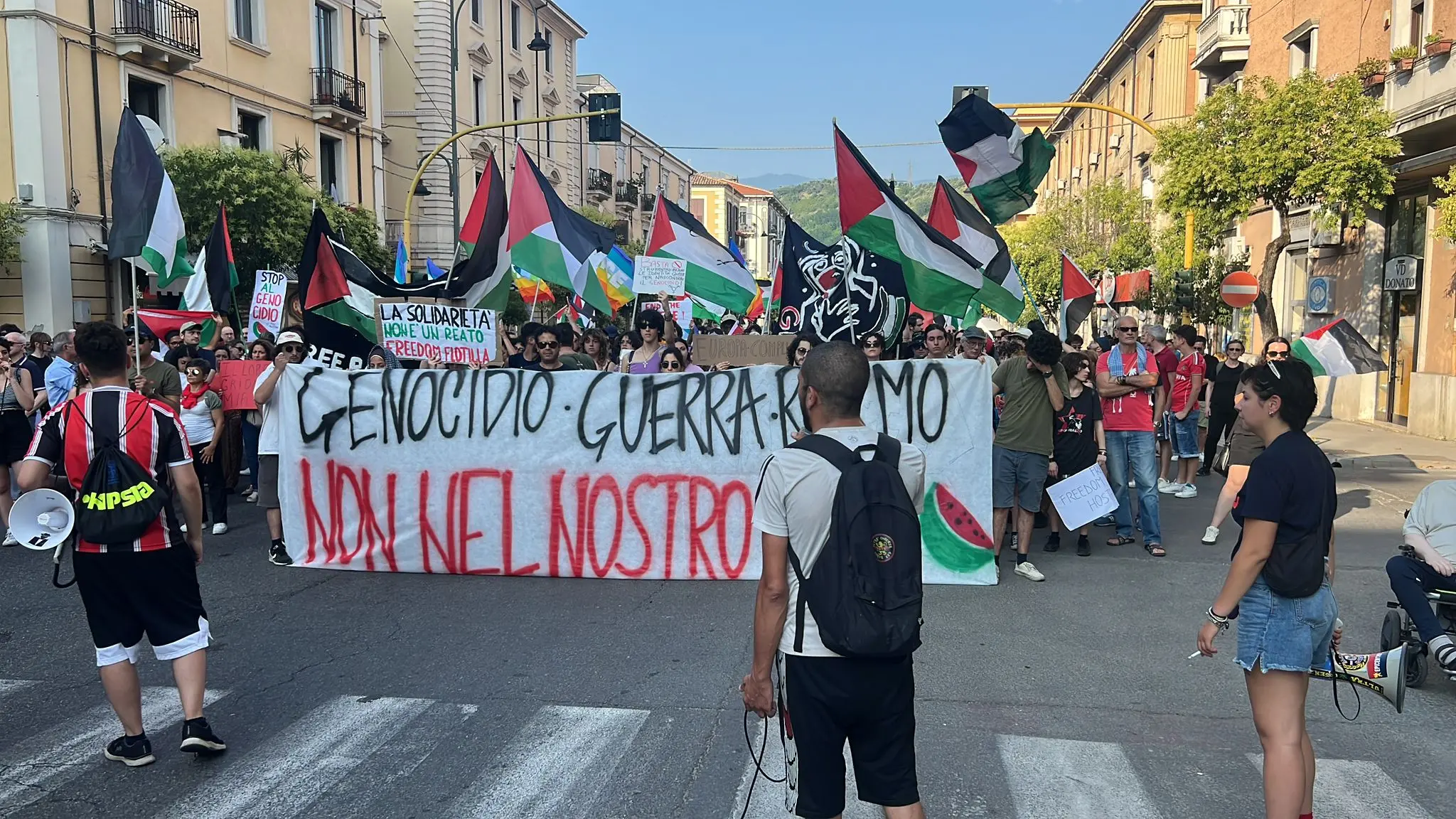 Cosenza, in mille al corteo pro Palestina:\u00A0«Genocidio, guerra, riarmo: non nel nostro nome»\n