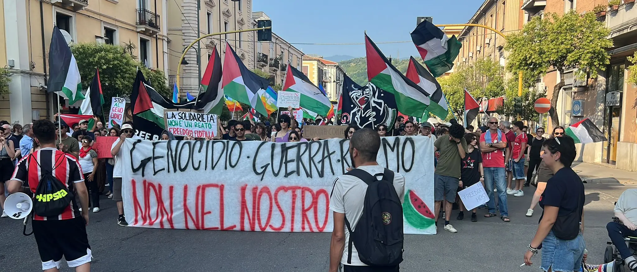 Cosenza, in mille al corteo pro Palestina:\u00A0«Genocidio, guerra, riarmo: non nel nostro nome»\n