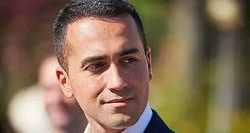 Luigi Di Maio, l’uomo che prometteva di sconfiggere la povertà degli italiani ma ha sconfitto solo la sua\n