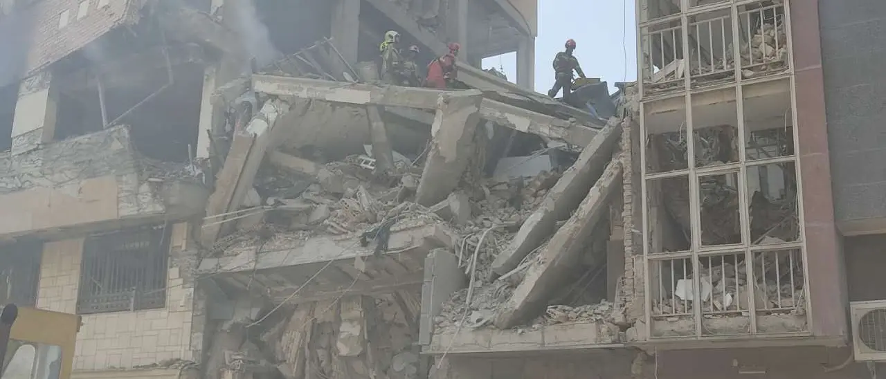 Israele continua a colpire Teheran: oltre 100 bombe in due ore, attacco a Evin per liberare dissidenti\n