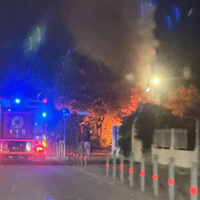 Corigliano Rossano, auto in fiamme sul lungomare durante la notte: indagini in corso\n