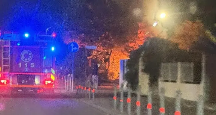 Corigliano Rossano, auto in fiamme sul lungomare durante la notte: indagini in corso\n
