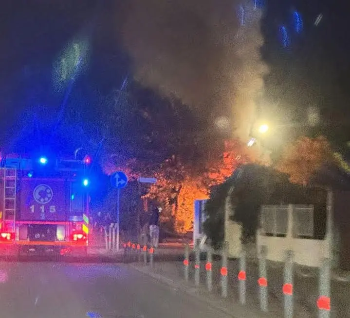 Corigliano Rossano, auto in fiamme sul lungomare durante la notte: indagini in corso\n