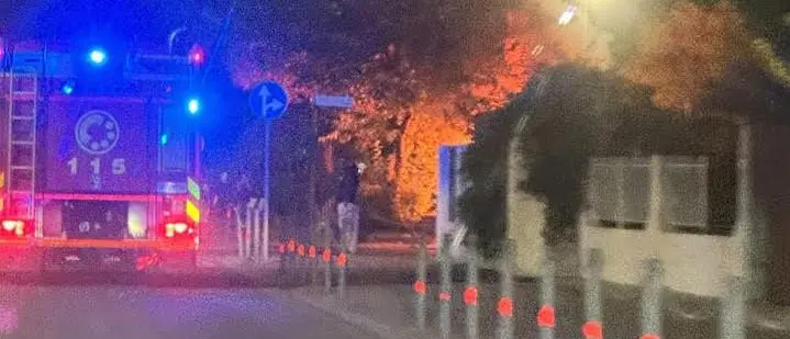 Corigliano Rossano, auto in fiamme sul lungomare durante la notte: indagini in corso\n