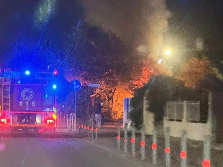 Corigliano Rossano, auto in fiamme sul lungomare durante la notte: indagini in corso
