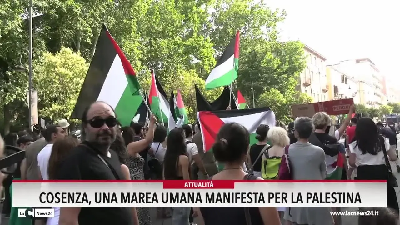 Cosenza, una marea umana manifesta per la Palestina