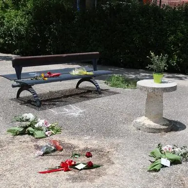 Uccide l’ex moglie a coltellate in strada davanti a decine di passanti e poi si siede su una panchina a guardare il cadavere