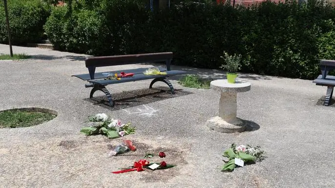 Uccide l’ex moglie a coltellate in strada davanti a decine di passanti e poi si siede su una panchina a guardare il cadavere