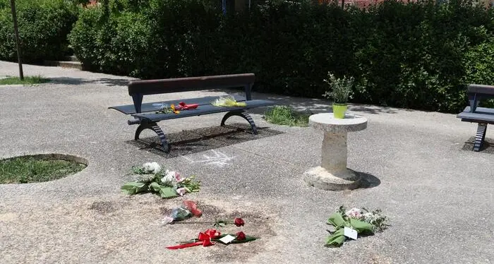 Uccide l’ex moglie a coltellate in strada davanti a decine di passanti e poi si siede su una panchina a guardare il cadavere