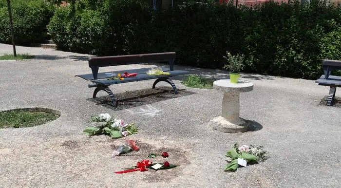 Uccide l’ex moglie a coltellate in strada davanti a decine di passanti e poi si siede su una panchina a guardare il cadavere