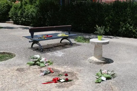 Fiori e biglietti nella piazza dove \\u00E8 stata uccisa Gentiana , ANSA