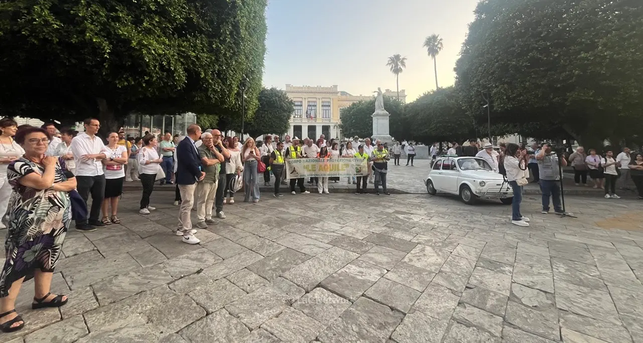 Poeti uniti per la pace in corteo a Reggio: «La voce della cultura desti\u00A0le coscienze e si levi contro ogni guerra»