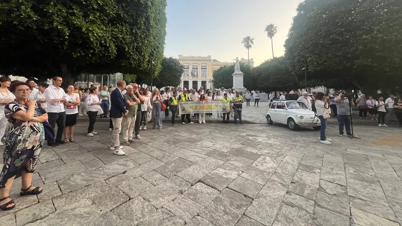 Poeti uniti per la pace in corteo a Reggio: «La voce della cultura desti\u00A0le coscienze e si levi contro ogni guerra»