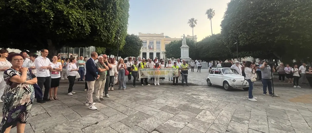Poeti uniti per la pace in corteo a Reggio: «La voce della cultura desti\u00A0le coscienze e si levi contro ogni guerra»