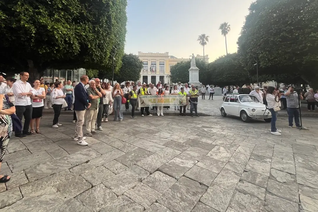 <p>Poeti per la pace in piazza Italia a Reggio Calabria</p>\\n