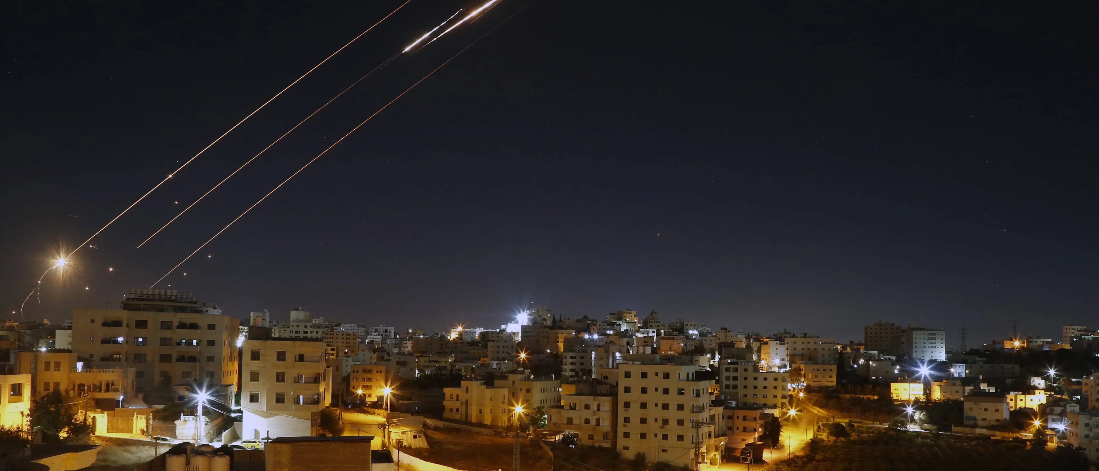 Nuovi raid di Israele sull’Iran. Trump\u00A0prepara\u00A0l’attacco ma «concede tempo a Teheran»\n