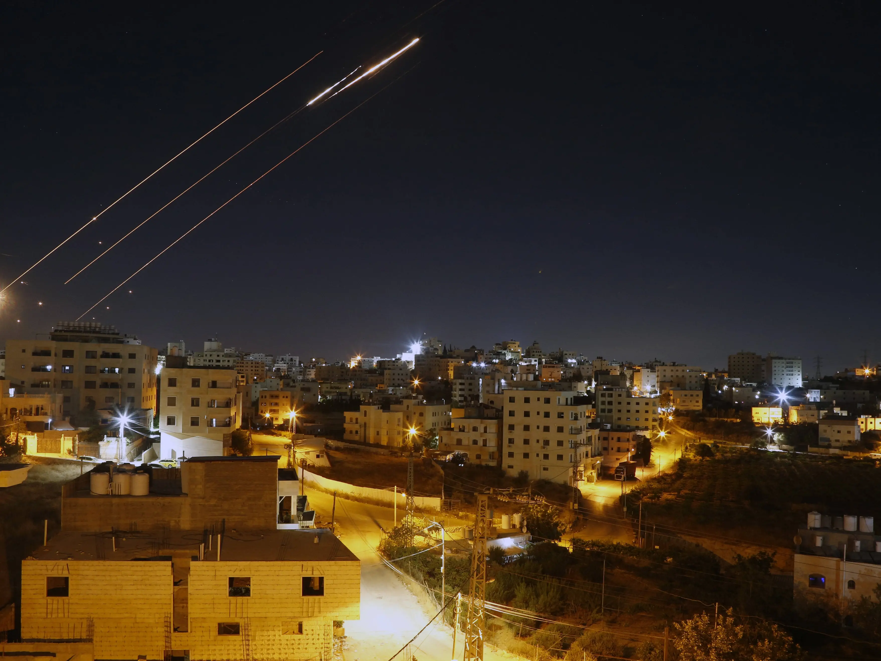 Nuovi raid di Israele sull’Iran. Trump prepara l’attacco ma «concede tempo a Teheran»