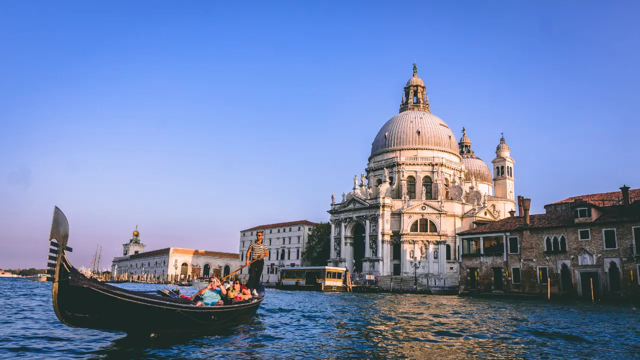Città d’arte prese d’assalto, affitti alle stelle\u00A0e natura a rischio:\u00A0Italia travolta da un turismo fuori controllo\n