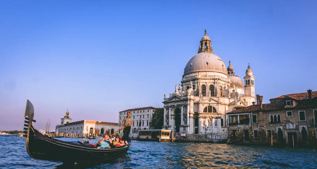 Città d’arte prese d’assalto, affitti alle stelle\u00A0e natura a rischio:\u00A0Italia travolta da un turismo fuori controllo\n