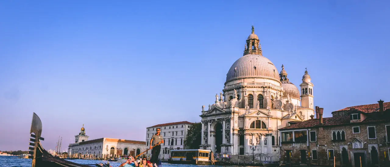 Città d’arte prese d’assalto, affitti alle stelle\u00A0e natura a rischio:\u00A0Italia travolta da un turismo fuori controllo\n