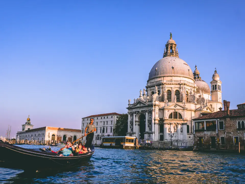 Città d’arte prese d’assalto, affitti alle stelle e natura a rischio: Italia travolta da un turismo fuori controllo