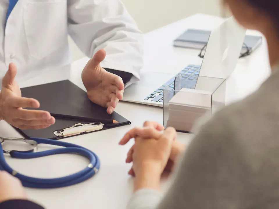 Sanità pubblica malata, cresce la fuga verso il privato. E chi non può permetterselo rinuncia alle cure