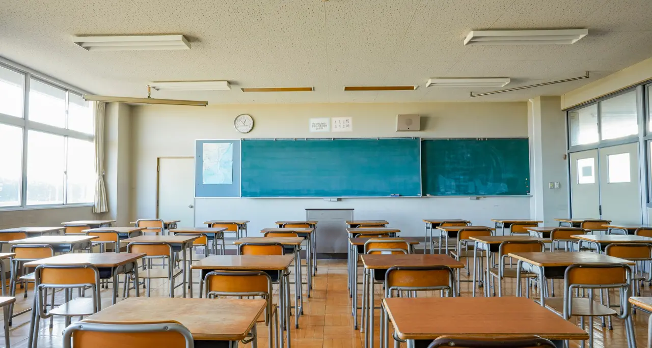 La scuola media dimenticata: una crisi silenziosa nel cuore del sistema educativo italiano\n