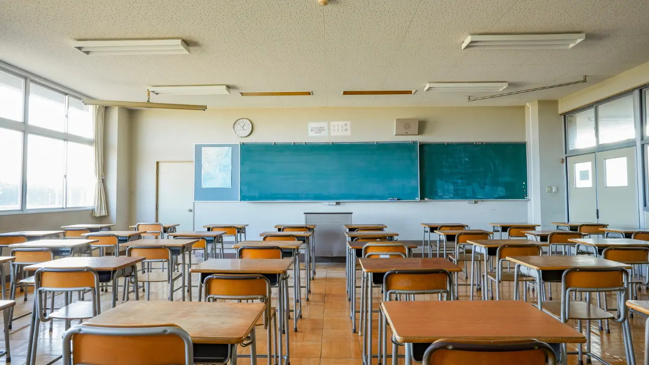 La scuola media dimenticata: una crisi silenziosa nel cuore del sistema educativo italiano\n