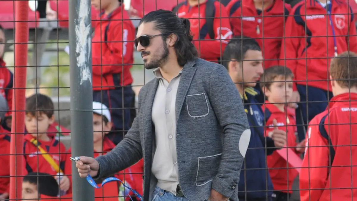<p>(foto di Adriana Sapone) Rino &quot;Ringhio&quot; Gattuso, a Rizziconi nel 2011, con la nazionale di Prandelli sul campo confiscato alla ndrangheta</p>\\n