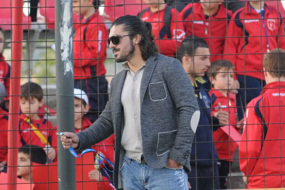 <p>(foto di Adriana Sapone) Rino &quot;Ringhio&quot; Gattuso, a Rizziconi nel 2011, con la nazionale di Prandelli sul campo confiscato alla ndrangheta</p>\\n