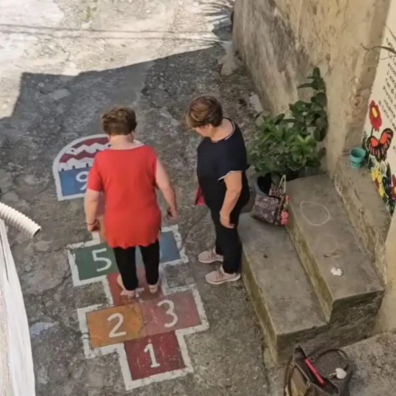 Due signore giocano “a campana” per le vie di Petilia Policastro: il video supera le 800mila views\u00A0\n