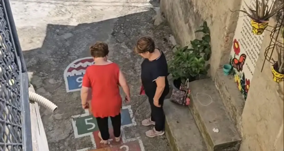 Due signore giocano “a campana” per le vie di Petilia Policastro: il video supera le 800mila views\u00A0\n