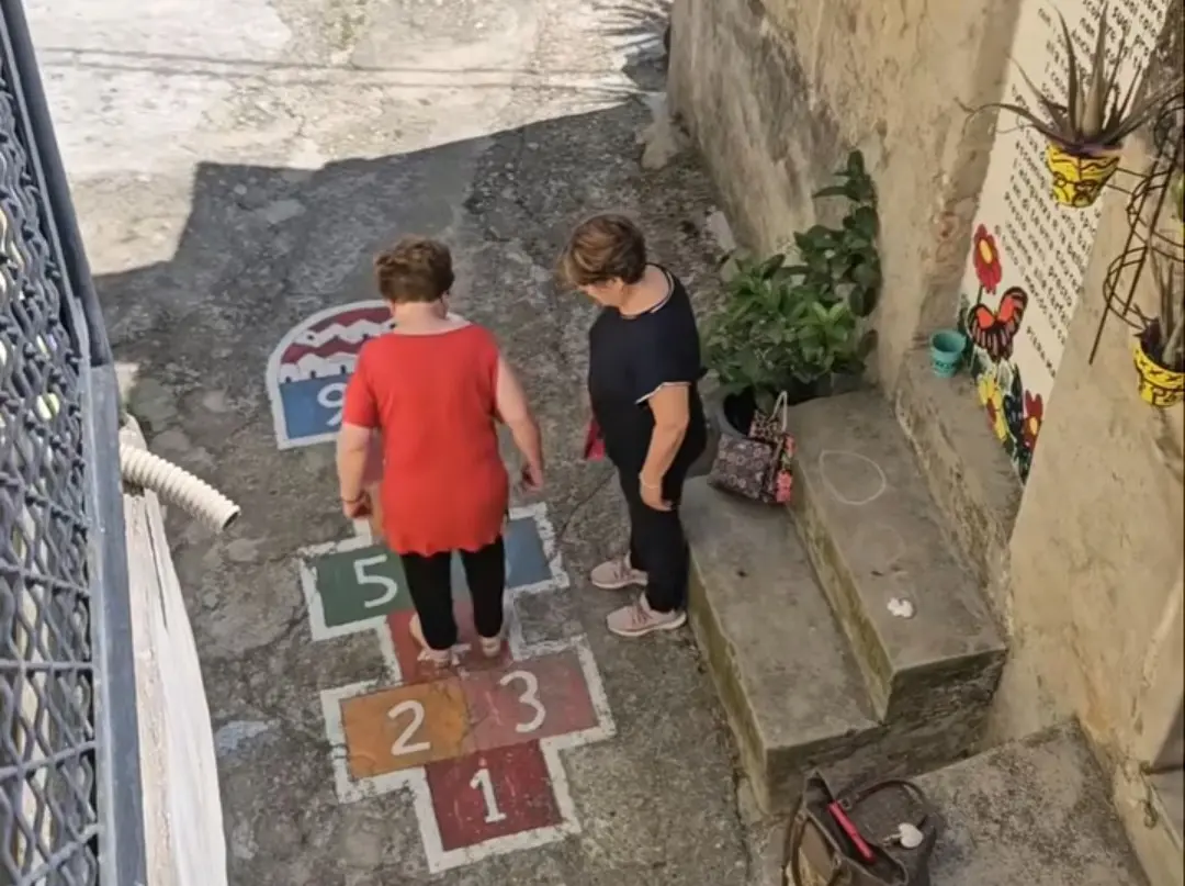 Due signore giocano “a campana” per le vie di Petilia Policastro: il video supera le 800mila views\u00A0\n