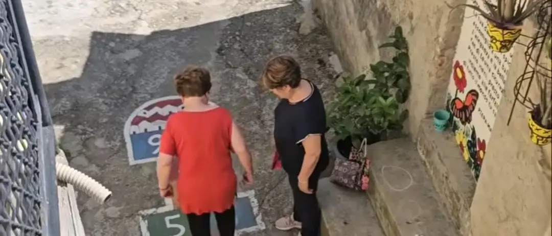Due signore giocano “a campana” per le vie di Petilia Policastro: il video supera le 800mila views\u00A0\n