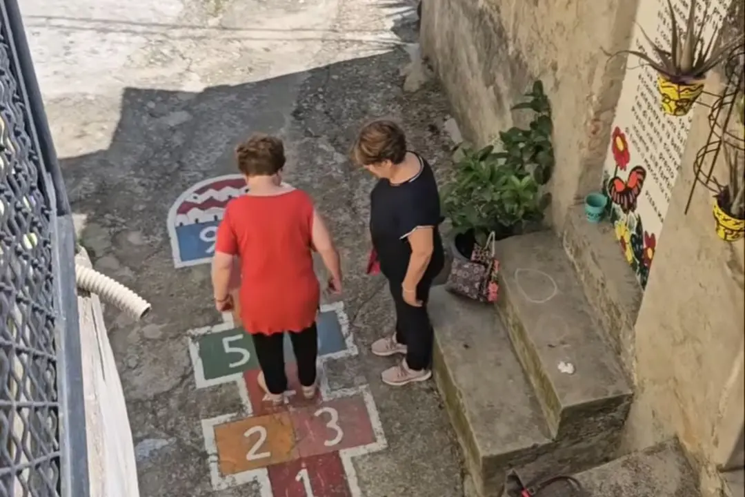 Due signore giocano “a campana” per le vie di Petilia Policastro: il video supera le 800mila views\u00A0\n