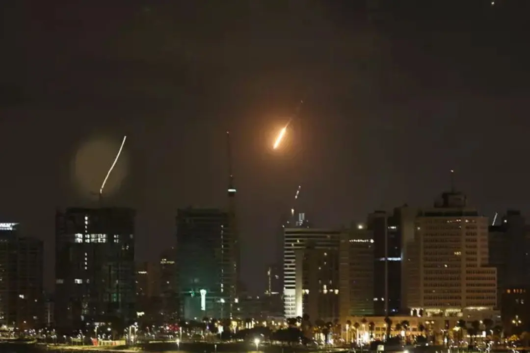 Missili iraniani nel cielo d\\'Israele (Foto Ansa)