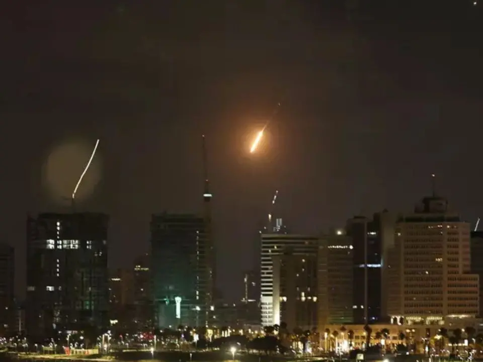 Guerra in Medio Oriente, l’Iran attacca nella notte: colpiti il centro e il nord di Israele
