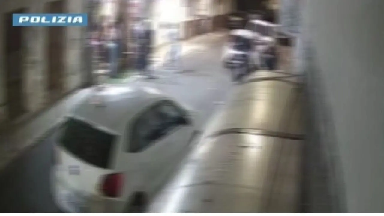 Crotone, 24enne aggredito in pieno centro: tre denunce