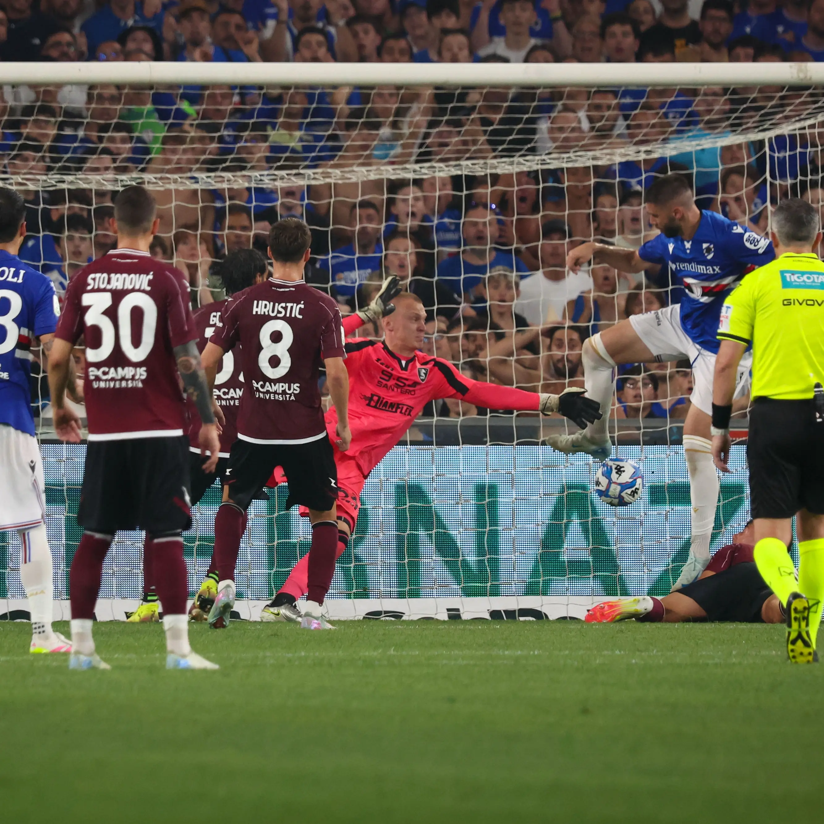 La Samp vince 2-0, la Salernitana finisce in ospedale: play out di Serie B nel caos\n